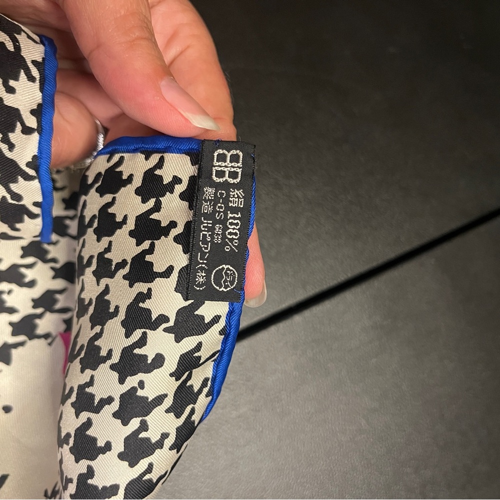Balenciaga Blue and Pink Floral houndstooth Scarf, 100% silk - Picture 6 of 7
